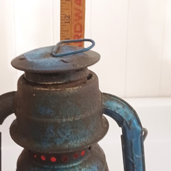 VINTAGE DIETZ LITTLE WIZARD LANTERN W/Red Glass GLOBE - Picture 7 of 8